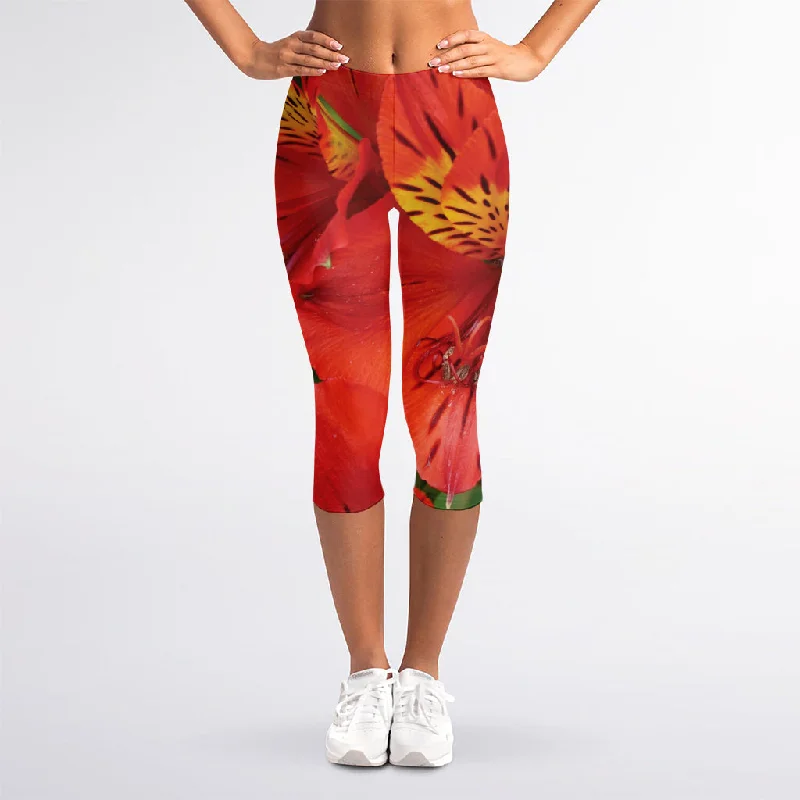 Red Alstroemeria Print Women's Capri Leggings Stylish Sweatproof Leggings